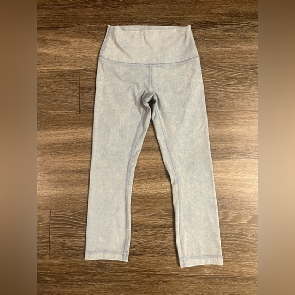 SOLD Lululemon Wunder Under High-Rise Crop Snow Washed 21" in Washed Chambray - Picture 6 of 8